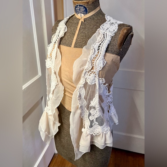 Umgee Small/Med Boho Style Ivory Lace Ruffle Crop Vest Cottagecore - Picture 3 of 6